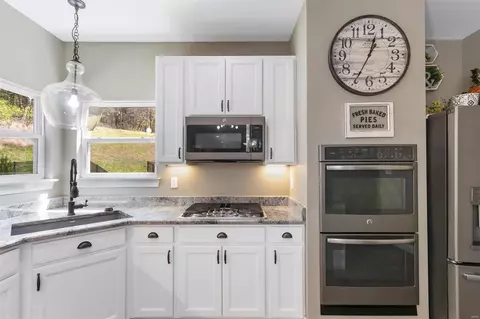Kitchen - 17651 Trailmark Ct, Eureka, MO 63025 photo 3 of 4