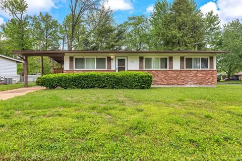 695 Kostka Ln, Florissant, MO 63031