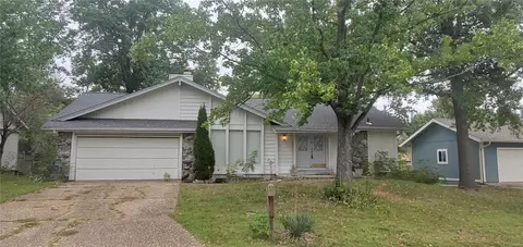 30 Picardy Dr, Lake Saint Louis, MO 63367