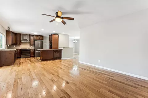 Living - 252 Monroe Mill Dr, Ballwin, MO 63011 photo 2 of 2
