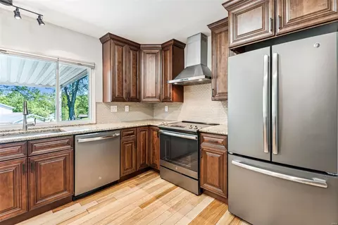 Kitchen - 252 Monroe Mill Dr, Ballwin, MO 63011 photo 2 of 3