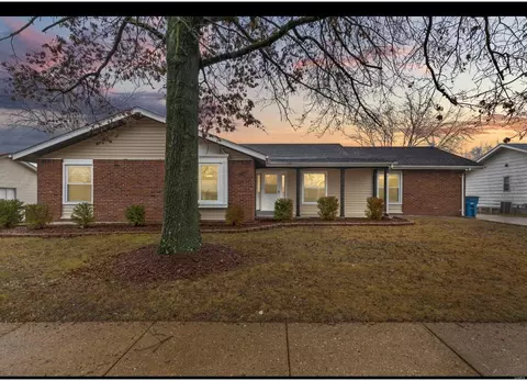 12620 Countrybrook Dr, Saint Louis, MO 63138