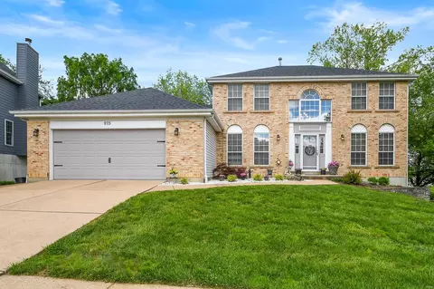 975 Arlington Glen Dr, Fenton, MO 63026