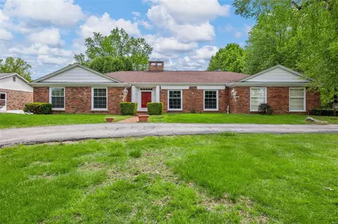 91 Forest Knoll Dr, Fenton, MO 63026