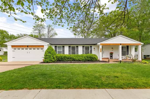 2324 Gateroyal Dr, Des Peres, MO 63131
