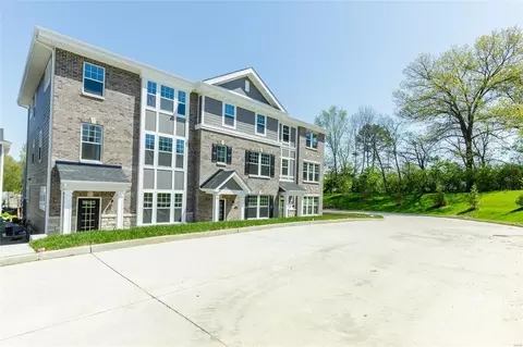 11239 Talamore Cir #17, Frontenac, MO 63131