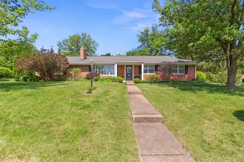 801 Renderer Dr, Saint Louis, MO 63122