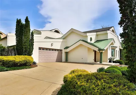 1514 Sommet Pl, Saint Louis, MO 63122