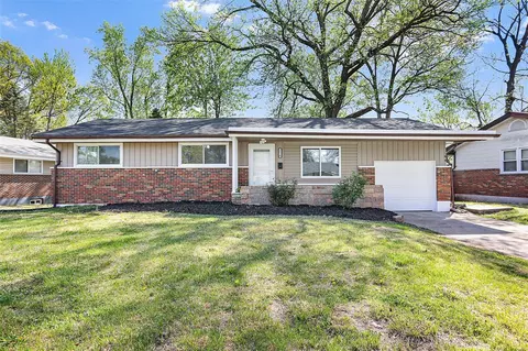 9810 Duke Dr, Saint Louis, MO 63136