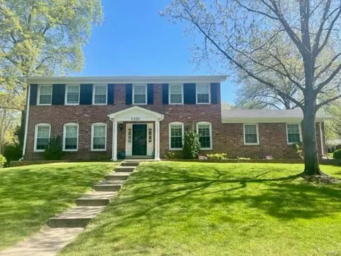 1310 Lockett Ln, Kirkwood, MO 63122