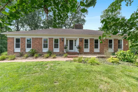9836 Wild Deer Rd, Ladue, MO 63124