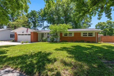 120 S Duchesne Dr, Saint Charles, MO 63301