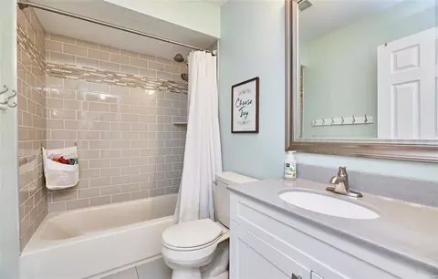Bath - 814 Phaeton Dr, Manchester, MO 63021 photo 1 of 2