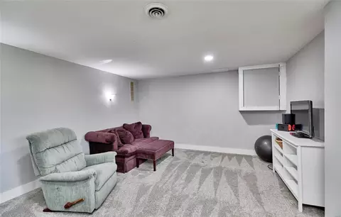 Living - 814 Phaeton Dr, Manchester, MO 63021 photo 5 of 6