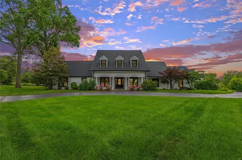 1 Bridle Ln, Frontenac, MO 63131