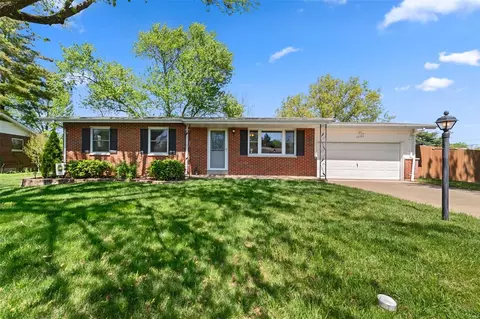 12163 Trailways Dr, Saint Louis, MO 63146