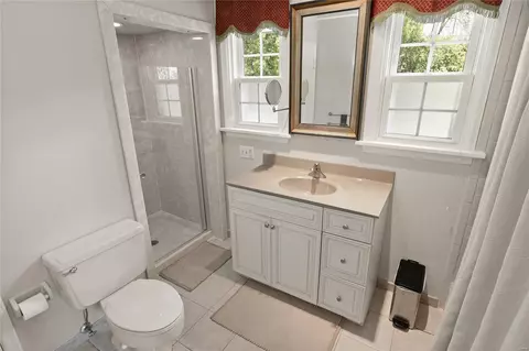 Bath - 12 Daniel Rd, Saint Louis, MO 63124 photo 2 of 5