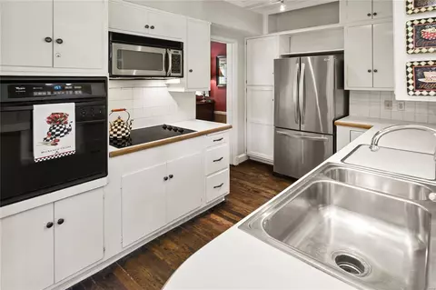 Kitchen - 12 Daniel Rd, Saint Louis, MO 63124 photo 3 of 4