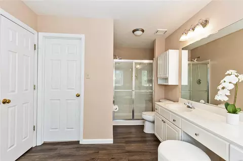 Bath - 16632 Chesterfield Manor Dr, Chesterfield, MO 63005 photo 5 of 8