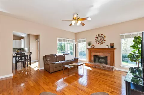 Living - 16632 Chesterfield Manor Dr, Chesterfield, MO 63005 photo 5 of 6