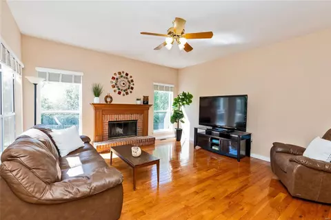 Living - 16632 Chesterfield Manor Dr, Chesterfield, MO 63005 photo 4 of 6