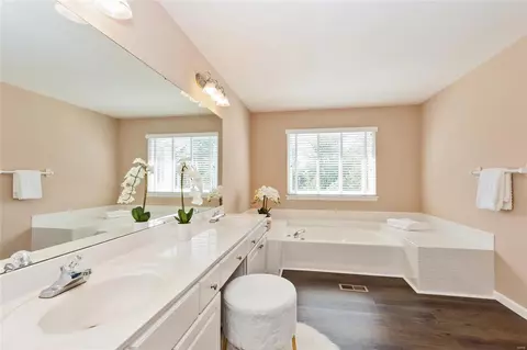 Bath - 16632 Chesterfield Manor Dr, Chesterfield, MO 63005 photo 4 of 8