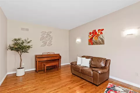 Living - 16632 Chesterfield Manor Dr, Chesterfield, MO 63005 photo 3 of 6