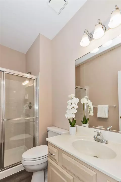 Bath - 16632 Chesterfield Manor Dr, Chesterfield, MO 63005 photo 2 of 8