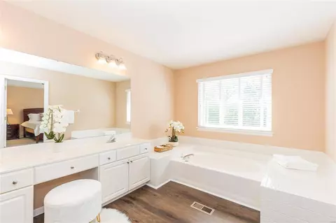 Bath - 16632 Chesterfield Manor Dr, Chesterfield, MO 63005 photo 6 of 8