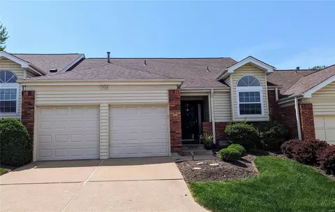 1933 Bennington Common Dr, Saint Louis, MO 63146