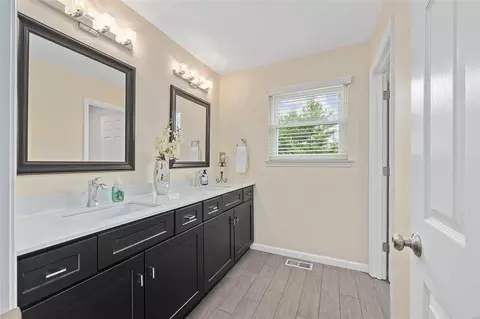 Bath - 16301 Autumn Crest Ct, Ellisville, MO 63011 photo 5 of 8