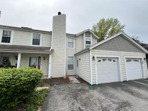 318 Sturbridge Village Dr, Hazelwood, MO 63042