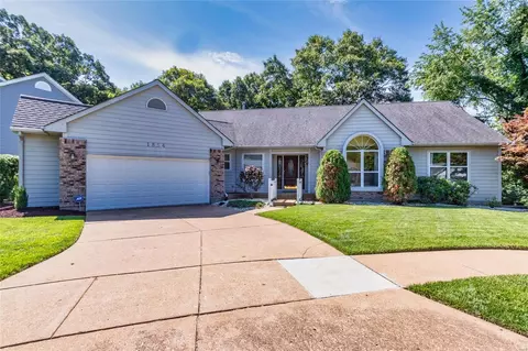 1854 Locks Mill Dr, Fenton, MO 63026