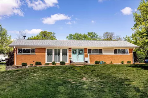8801 Hemingway Dr, Saint Louis, MO 63126