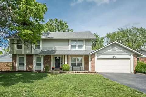490 Meadow Green Pl, Creve Coeur, MO 63141