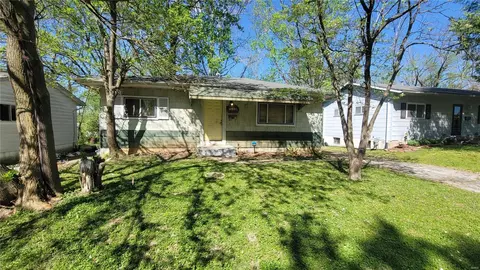 10537 Duke Dr, Saint Louis, MO 63136