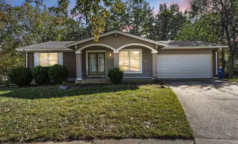 370 Marywood Ct, Ballwin, MO 63021