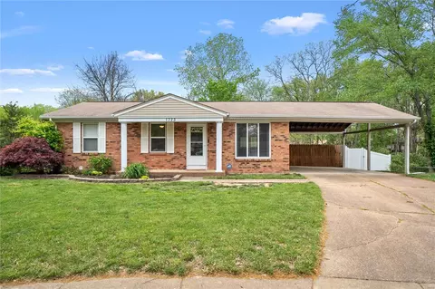1325 Cypress Trail Ln, Fenton, MO 63026