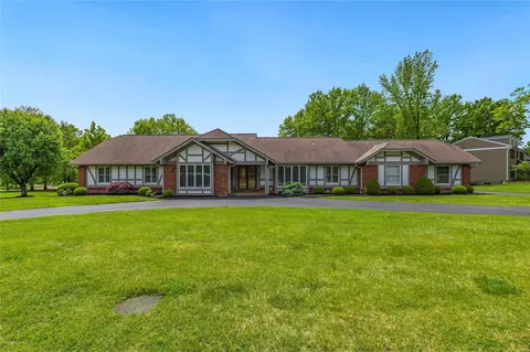 12522 Falling Leaves Ct, Creve Coeur, MO 63141