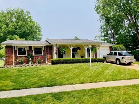 2593 Shorewood Dr, Florissant, MO 63031