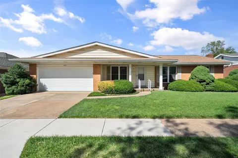 4449 Fatima Dr, Saint Louis, MO 63123