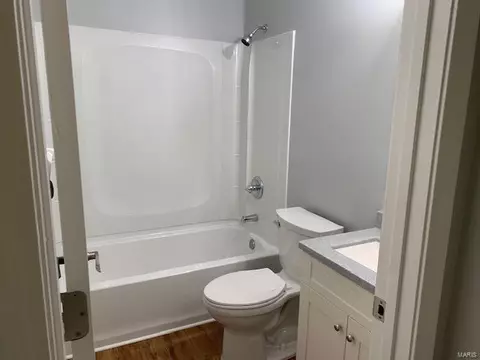 Bath - 733 Ridgeside Dr #L, Ballwin, MO 63021 photo 2 of 6