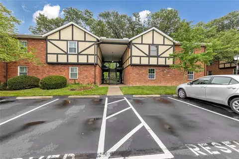 1056 Cedargate Dr, Saint Louis, MO 63122