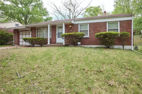 1725 Bradshaw Dr, Saint Louis, MO 63136
