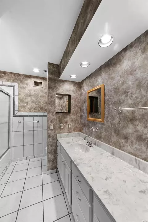Bath - 525 Stephanie Ln, Manchester, MO 63011 photo 2 of 3
