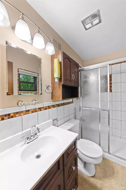Bath - 525 Stephanie Ln, Manchester, MO 63011 photo 1 of 3
