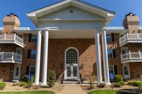 312 Clayton Crossing Dr #203, Ellisville, MO 63011