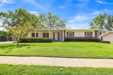 58 Highland Park Dr, Chesterfield, MO 63017