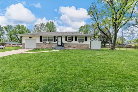 420 Hundley Dr, Florissant, MO 63031