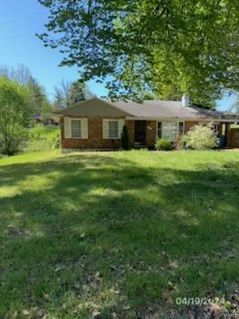 1354 Stein Rd, Saint Louis, MO 63135